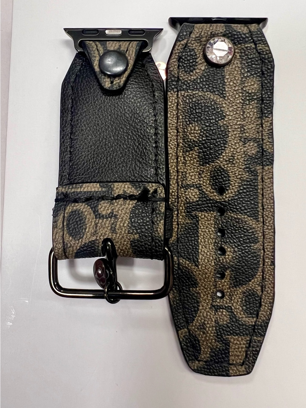 Dior Beige Spark*l band for Apple Watch
Small apple adapters - Picture 3 of 4